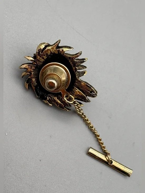 Vtg Lion's Head Animal Tie Tack Lapel Pin Gold Tone Green Eyes - Picture 2 of 2